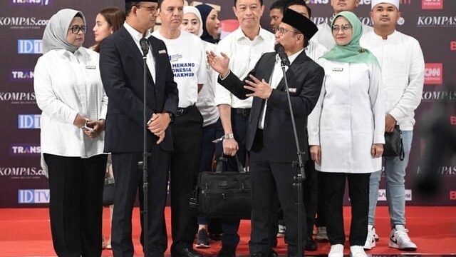 Calon presiden dan calon wakil presiden nomor urut 1, Anies Baswedan (kiri) dan Muhaimin Iskandar (kanan) memberikan keterangan pers usai debat calon wakil presiden Pemilu 2024 di JCC, Jakarta
